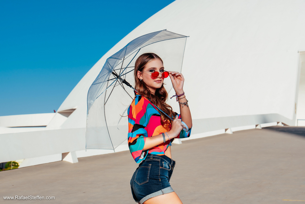 Ensaio de quinze anos da Ester segurando uma sombrinha no museu da República em Brasília.