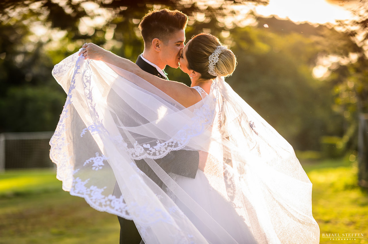 Beijo apaixonado do casal casamento