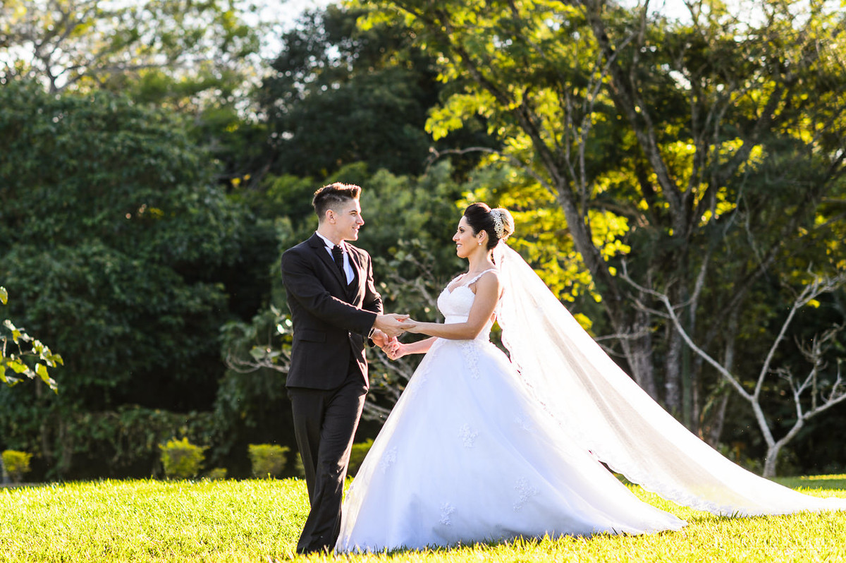 Noivos no jardim do casamento