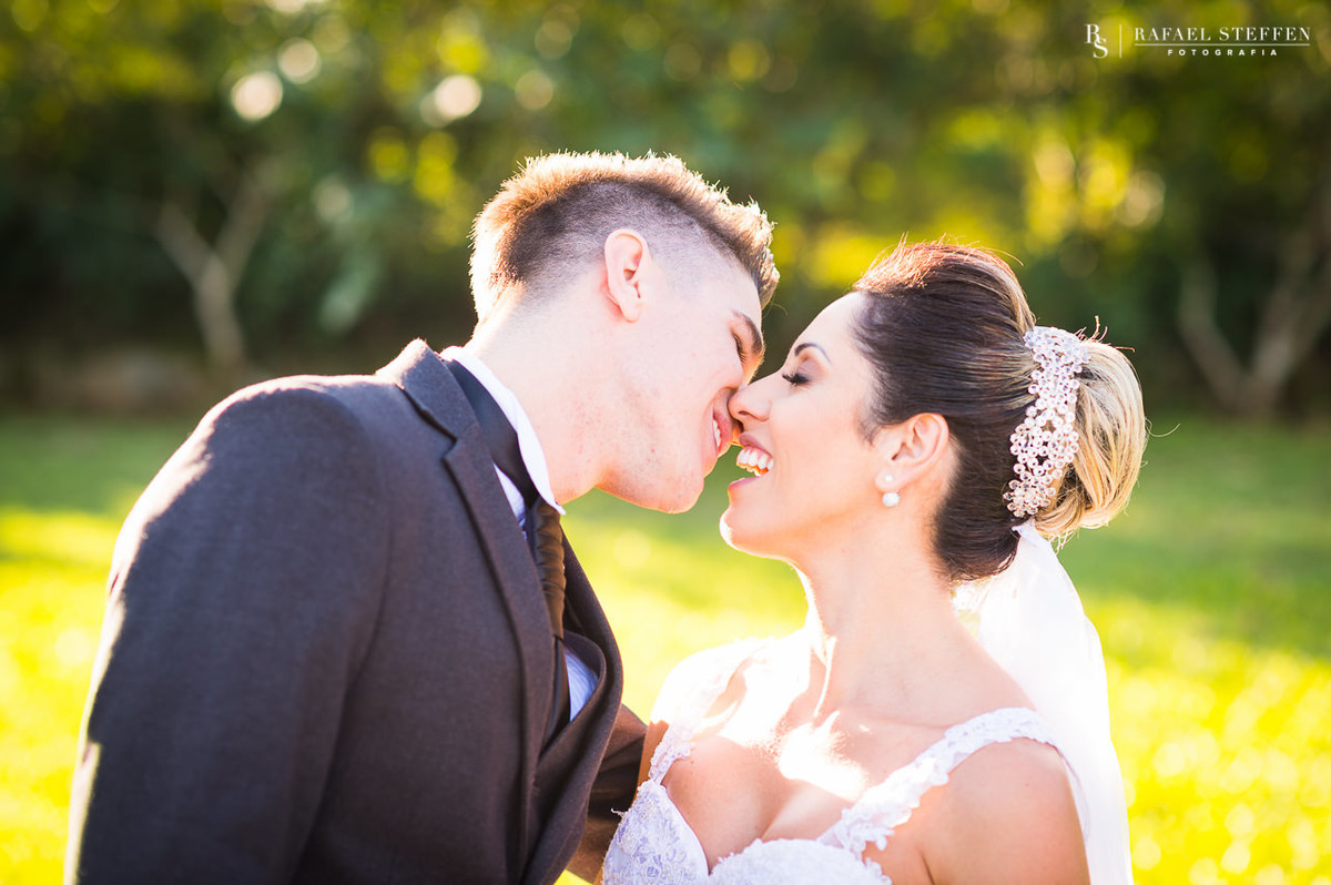 Beijos divertido dos noivos - casamento