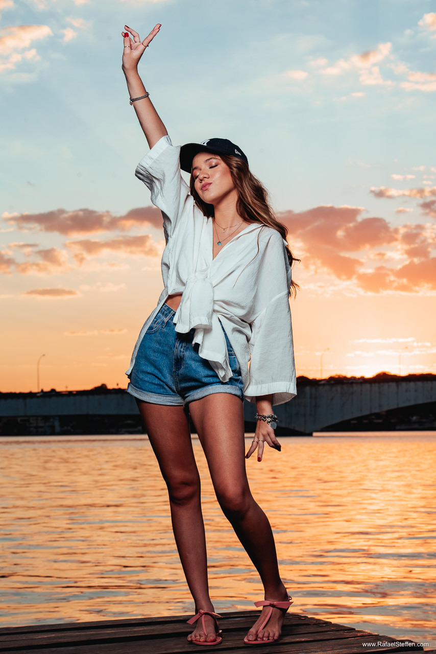 Ensaio de quinze anos no pôr do sol do Pontão do Lago Sul em Brasília, DF.