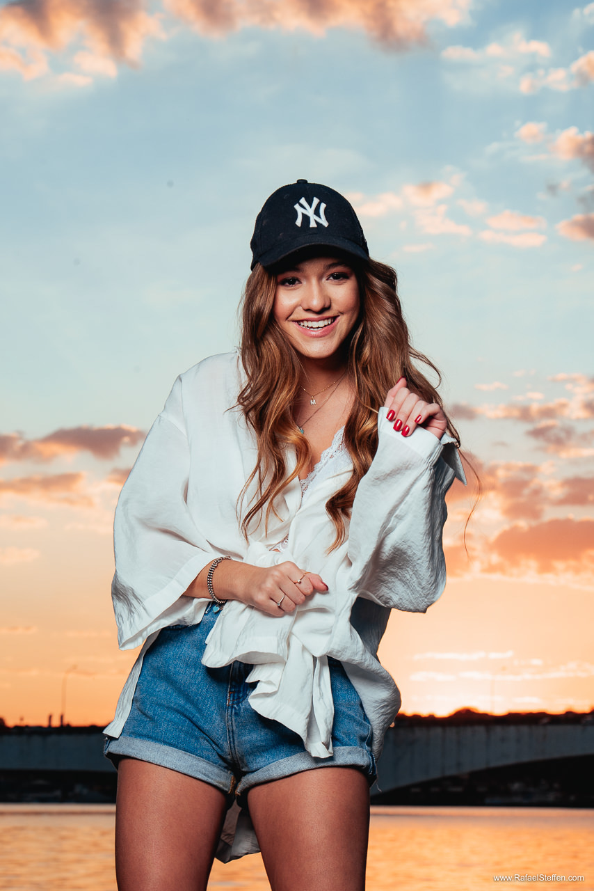 Ensaio de quinze anos no pôr do sol do Pontão do Lago Sul em Brasília, DF.