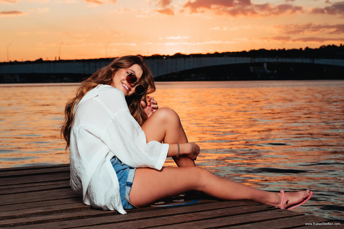 Ensaio de quinze anos no pôr do sol do Pontão do Lago Sul em Brasília, DF.