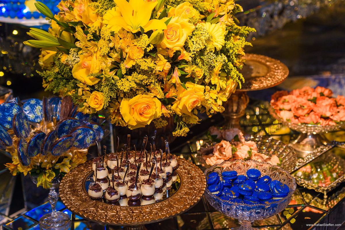 Detalhes da Mesa do Bolo da Festa de 15 Anos da Malu celebrada no Dúnia Hall em Brasília.