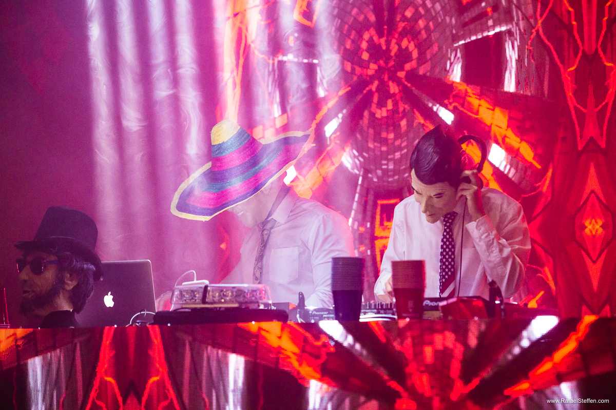 Foto do DJ The President tocando na festa de quinze anos da Malu no Dúnia Hall em Brasília.