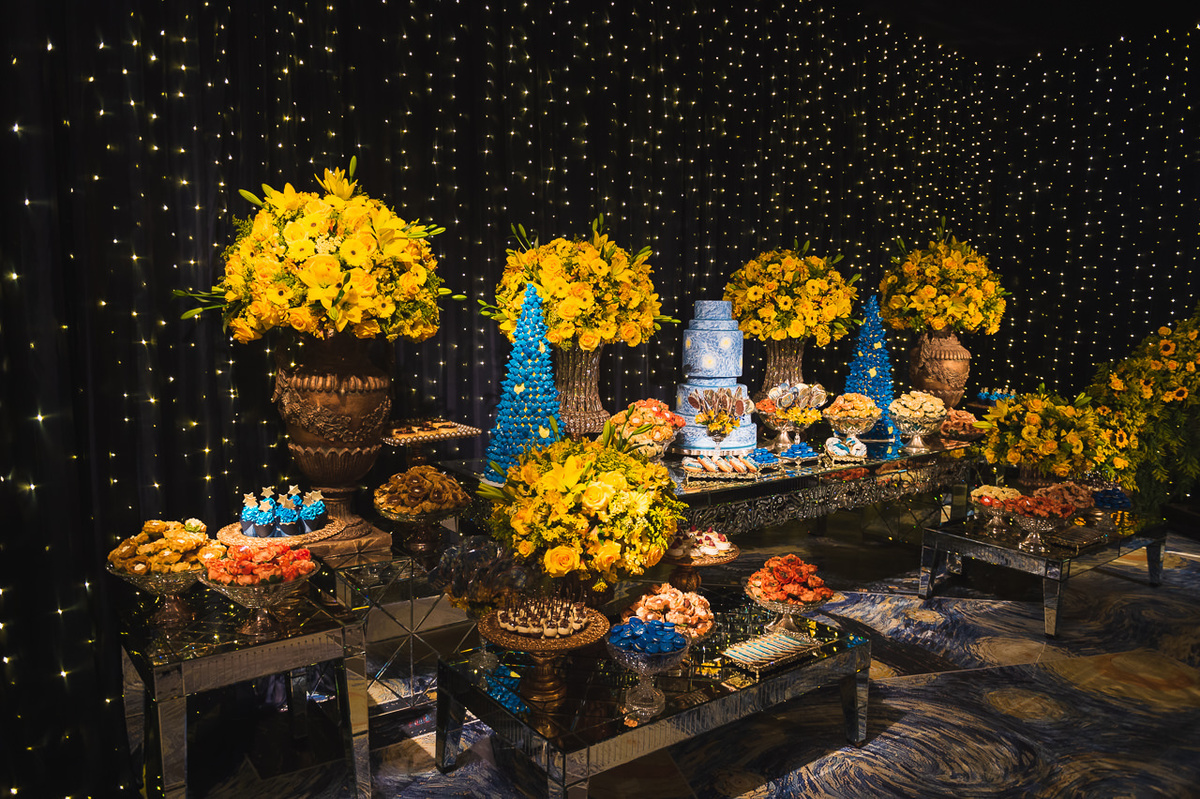 Foto da Mesa do Bolo da Festa de 15 Anos da Maria Luísa no Dúnia Hall em Brasília, DF.