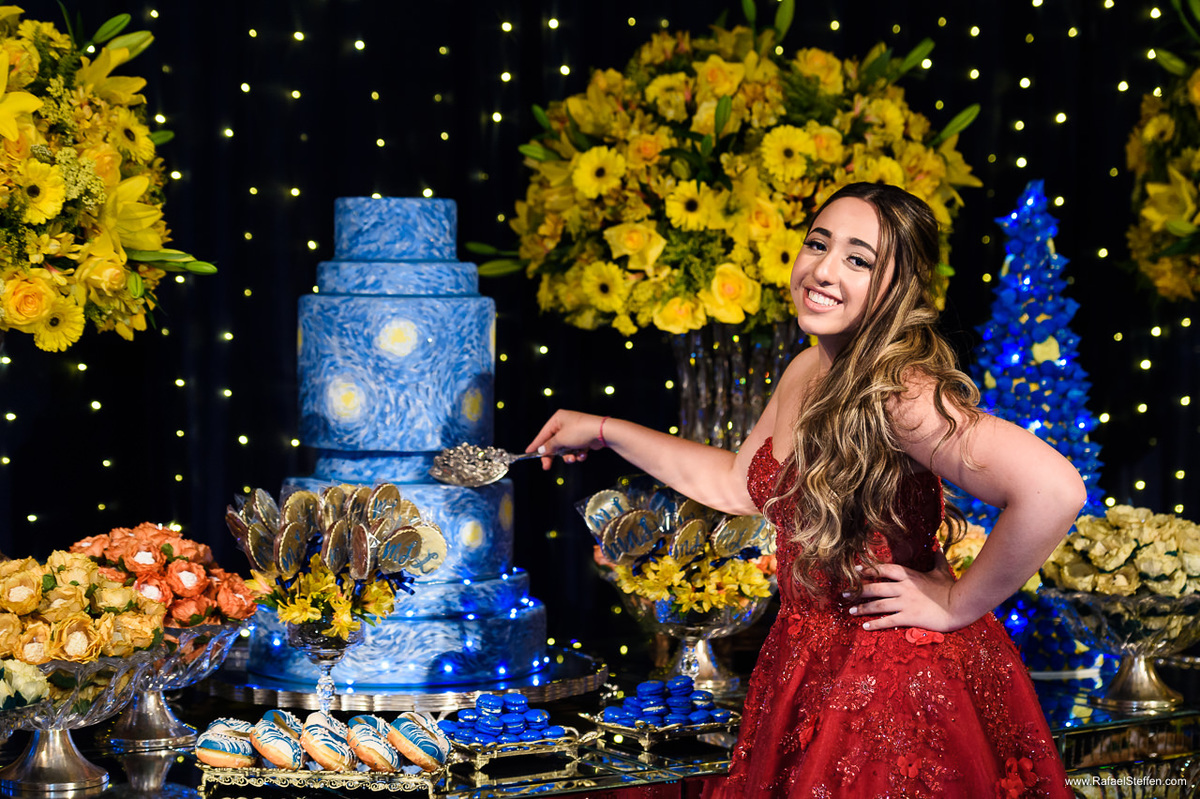 Corte do Bolo da Festa de 15 Anos da Maria Luísa no Dúnia Hall em Brasília, DF.