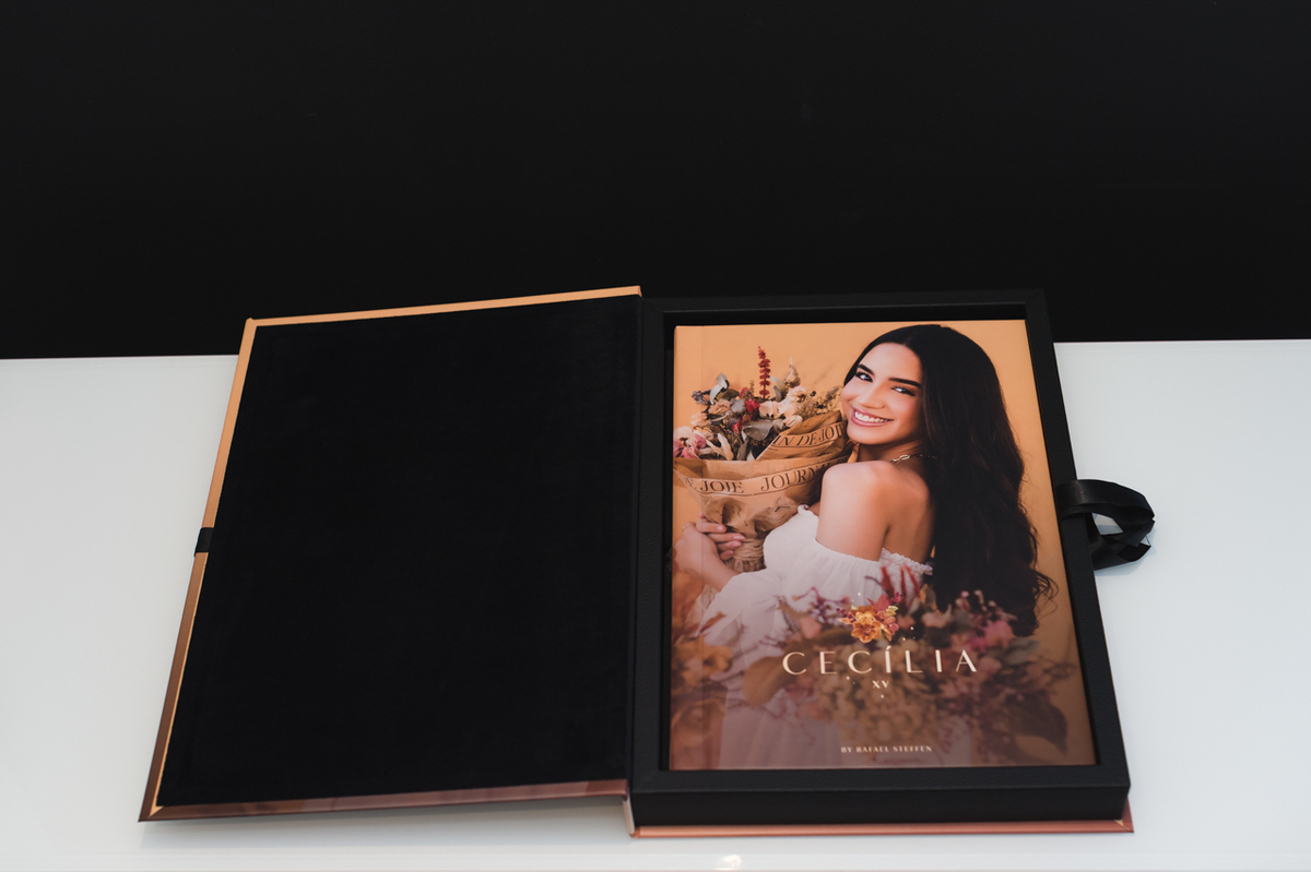 Foto do Álbum Aberto do Ensaio de Quinze Anos da Cecília fotografado por Rafael Steffen Fotografia em Brasília