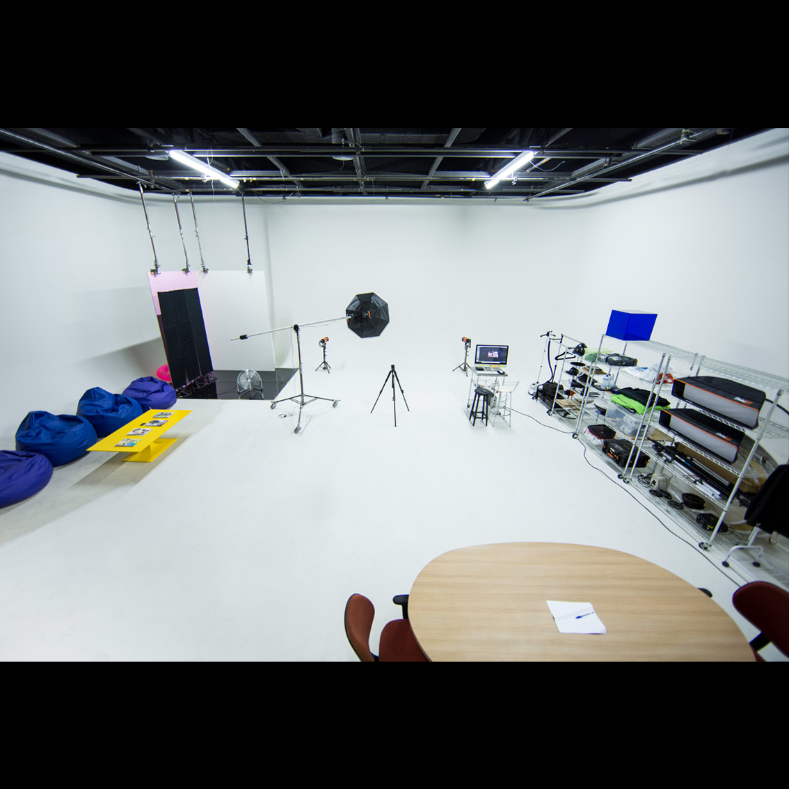 Estúdio - 12x12 mts - Camarim - Climatizado - Fundo infinito completo - Lounge - Mesa para Reunião - Espaço refeitório