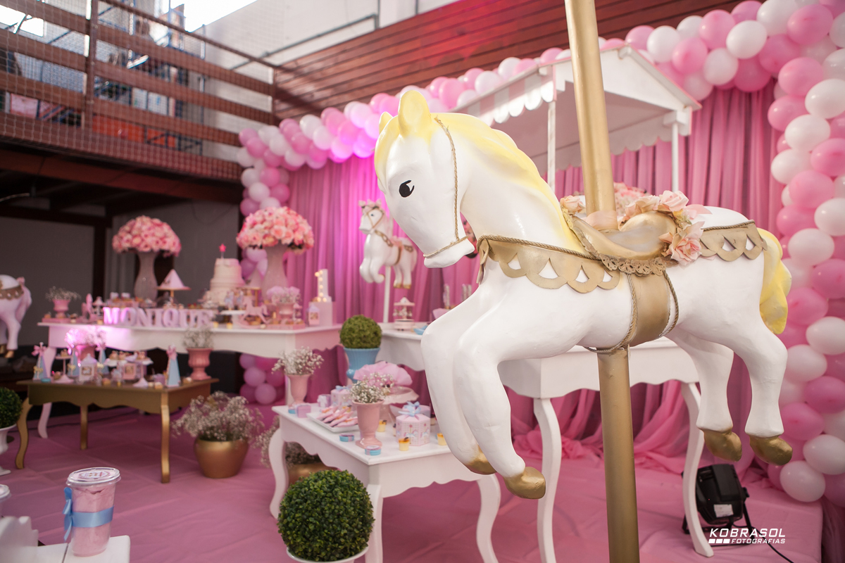 umano, umaninho, primeiroaninho, fotografiainfantil, fotodefesta, festadeumaninho, festacarrossel, carrosseldecor, decoracadocarrossel, umaninho, primeiroano, festadeprincesa, maedemenina, fotosdefesta