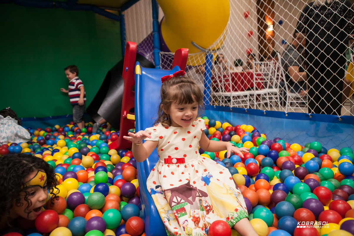 tresanos, terceiroaninho, fotografiainfantil, fotodefesta, festadecriança, brancadeneve, turmadobarulho
