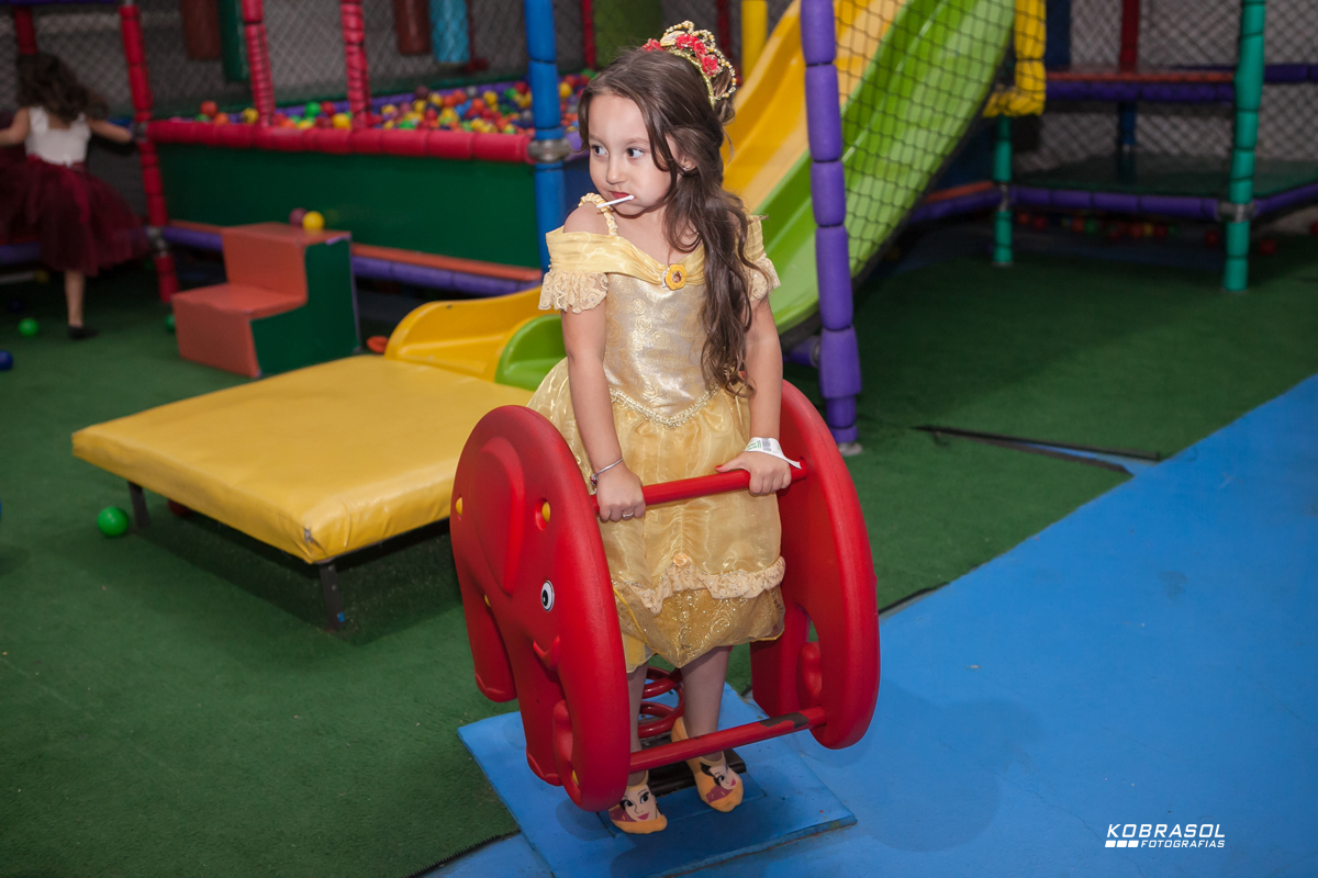 cincoanos, quintoaninho, fotografiainfantil, fotodefesta, festadecriança, abelaeaferadecor, festadeprincesa, familiareal, bricamundi