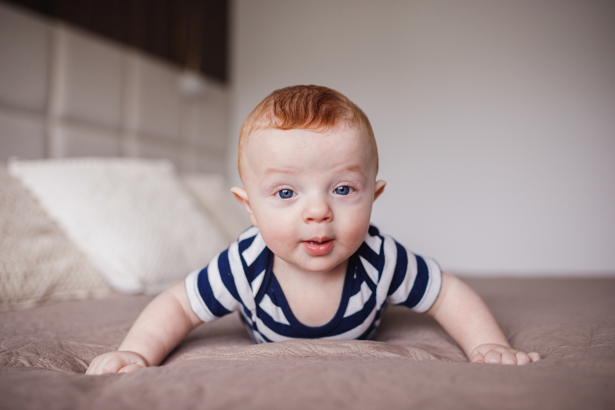 fotografa familia curitiba - lifestyle ensaio em casa Eduardo 6 meses