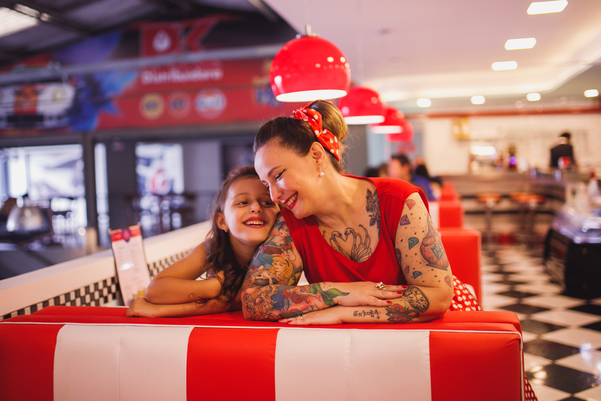 fotografa familia curitiba - dia das mães lanchonete anos80