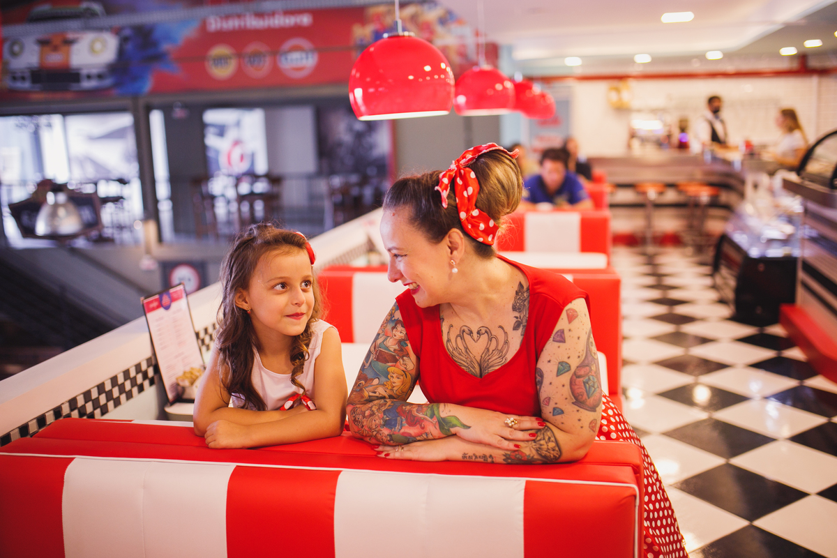 fotografa familia curitiba - dia das mães lanchonete anos80