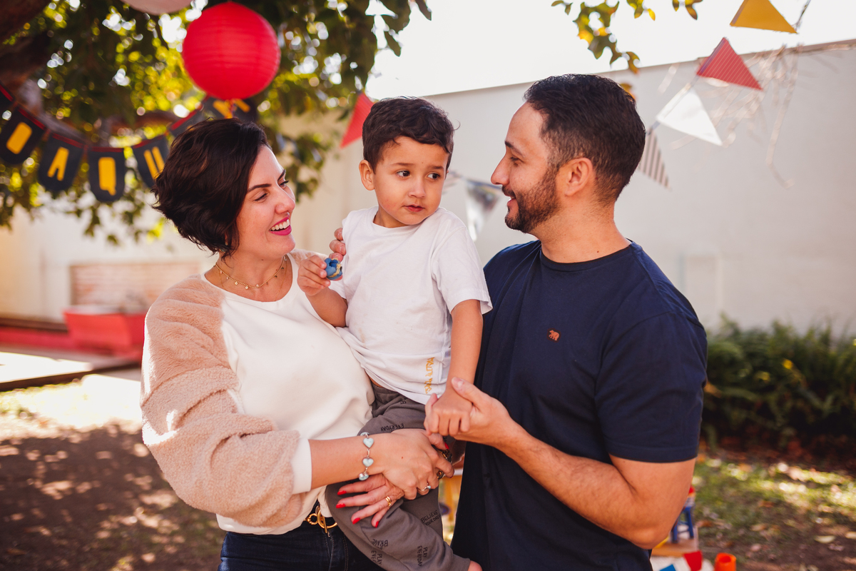Fotógrafa familia Curitiba - Aniversário externo menino brincadeiras