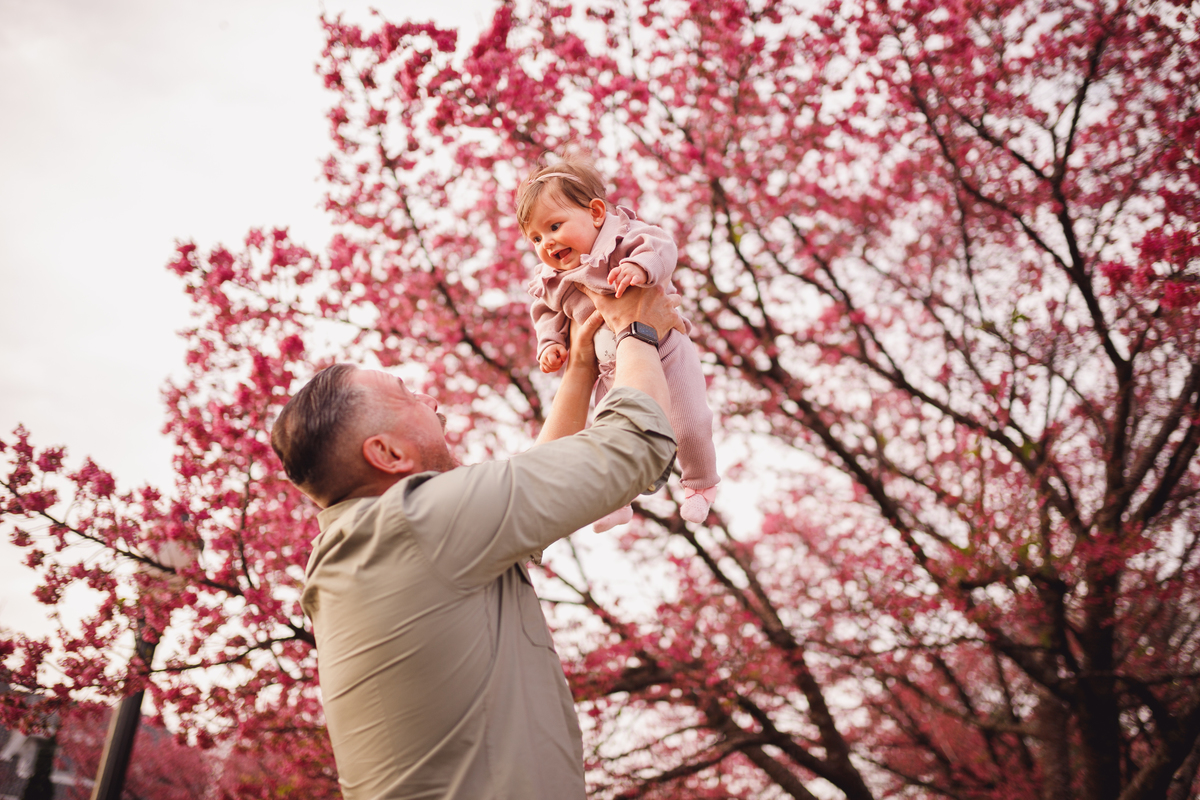 Fotógrafa família Curitiba - Ensaio externo cerejeiras bebê 