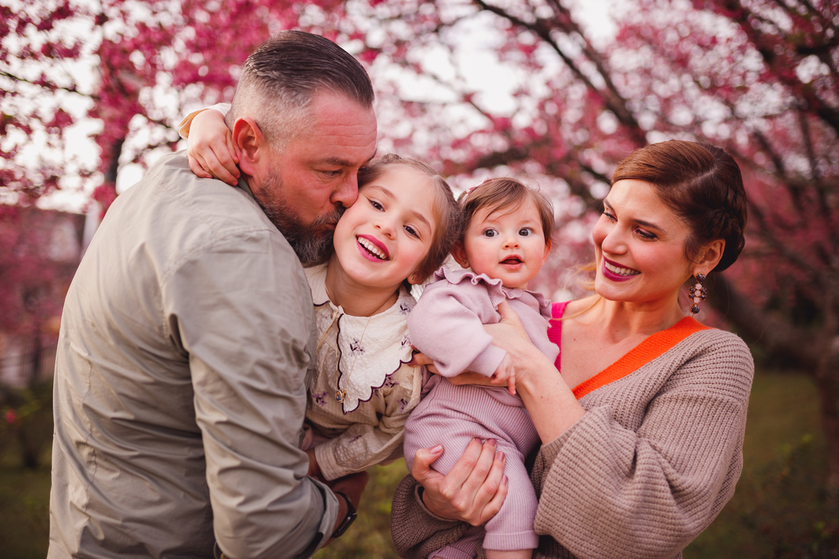 Fotógrafa família Curitiba - Ensaio externo cerejeiras bebê 