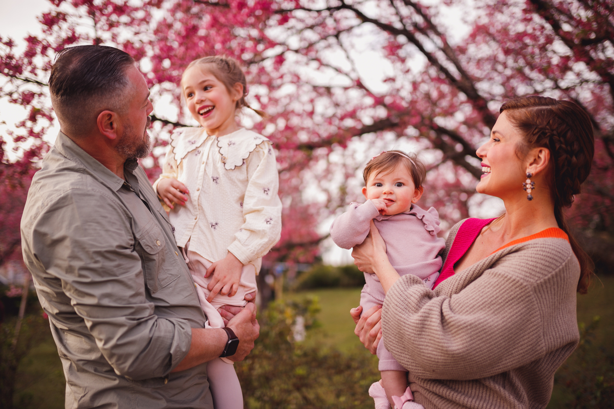Fotógrafa família Curitiba - Ensaio externo cerejeiras bebê 