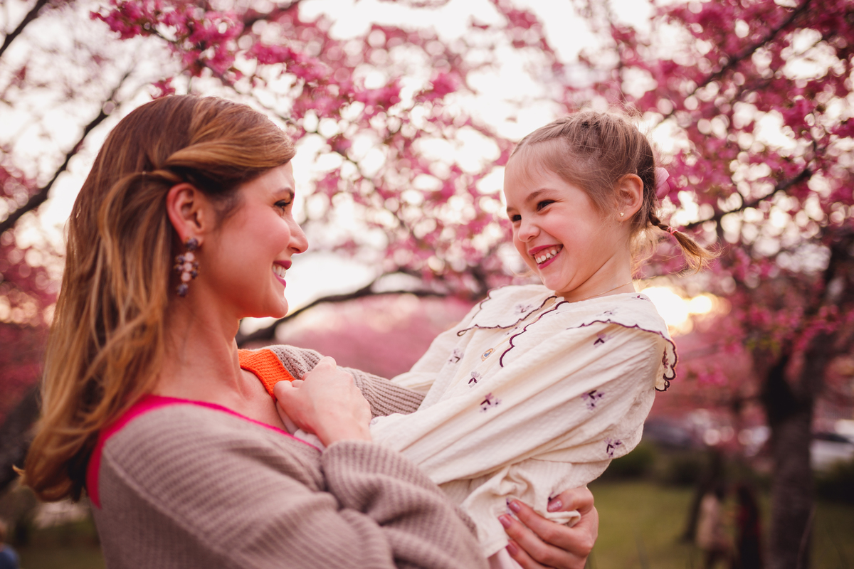 Fotógrafa família Curitiba - Ensaio externo cerejeiras bebê 
