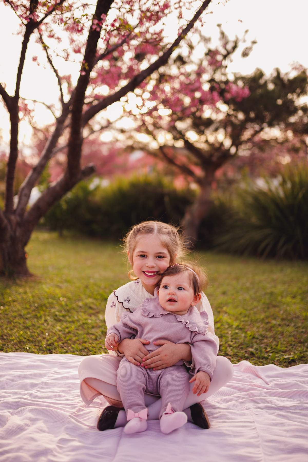 Fotógrafa família Curitiba - Ensaio externo cerejeiras bebê 
