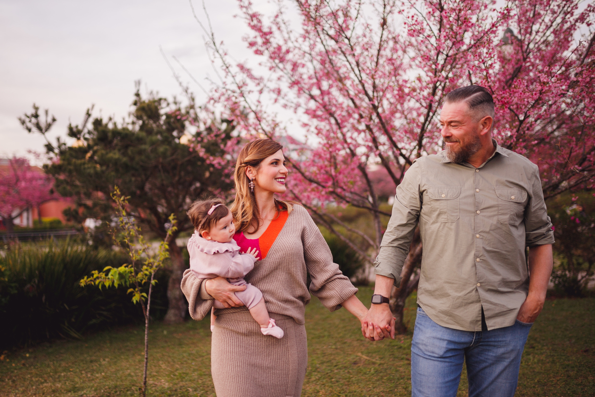 Fotógrafa família Curitiba - Ensaio externo cerejeiras bebê 