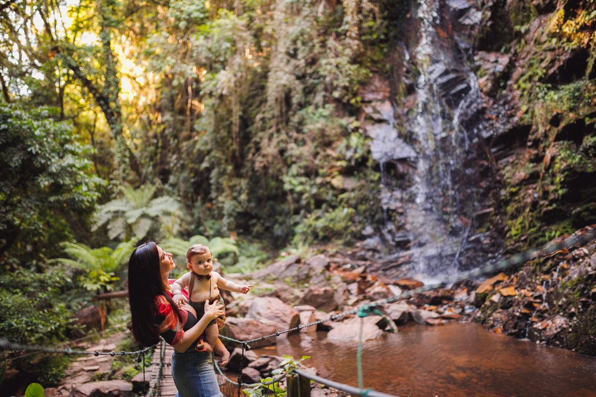 Fotografa familia Curitiba - ensaio externo cachoeira bebe 