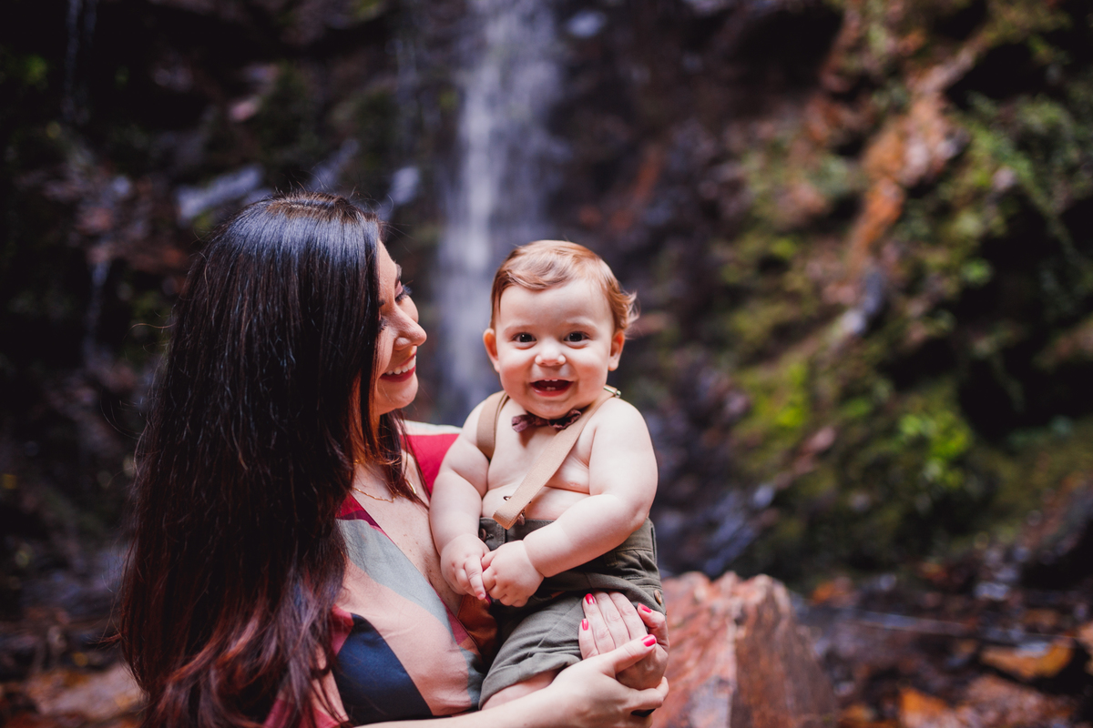 Fotografa familia Curitiba - ensaio externo cachoeira bebe 