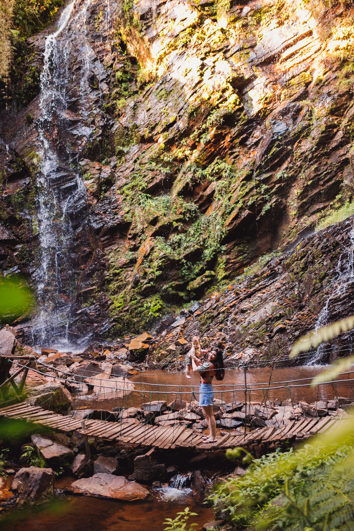 Fotografa familia Curitiba - ensaio externo cachoeira bebe 