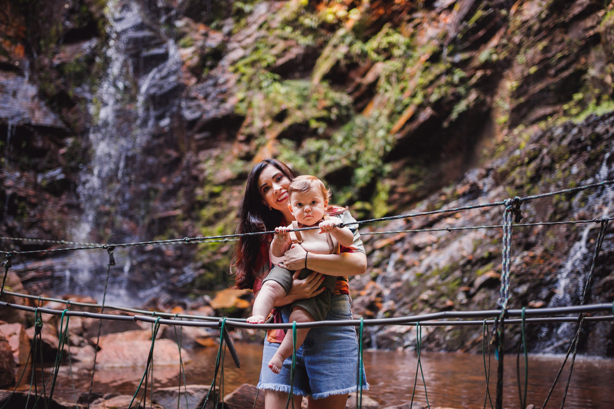 Fotografa familia Curitiba - ensaio externo cachoeira bebe 