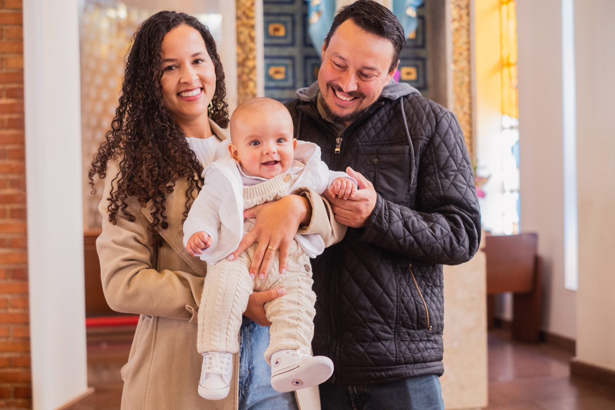 Fotografa Família Curitiba - Batizado menino igreja católica 