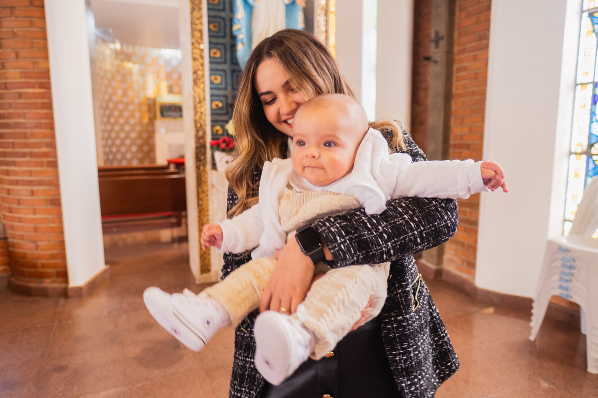 Fotografa Família Curitiba - Batizado menino igreja católica 