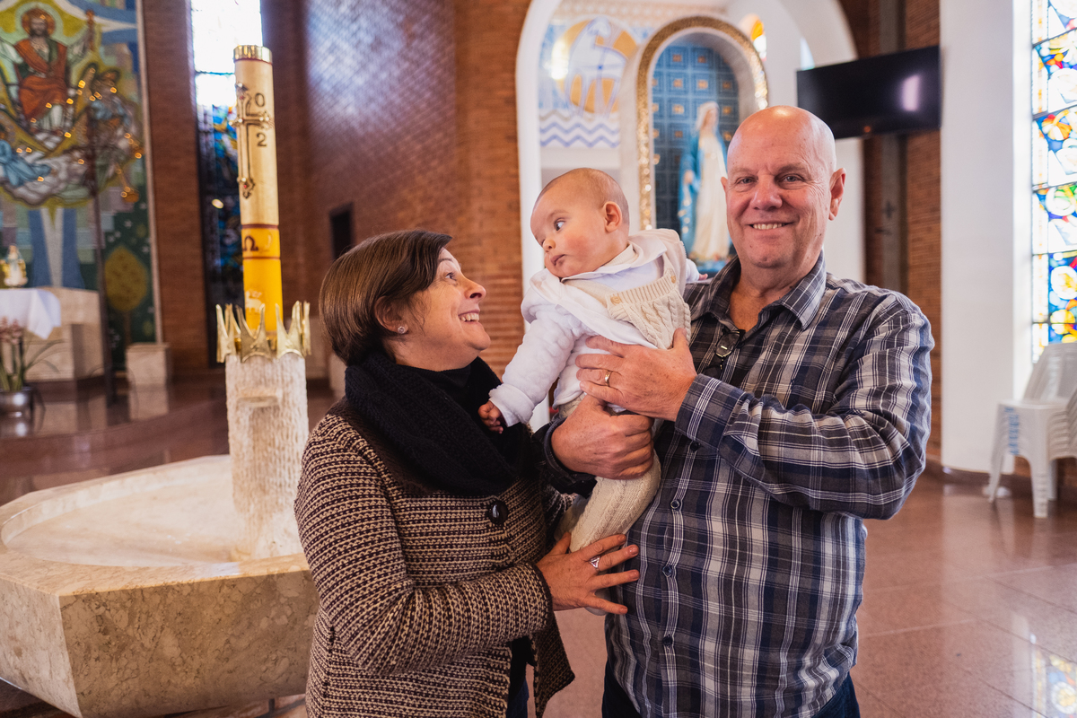 Fotografa Família Curitiba - Batizado menino igreja católica 