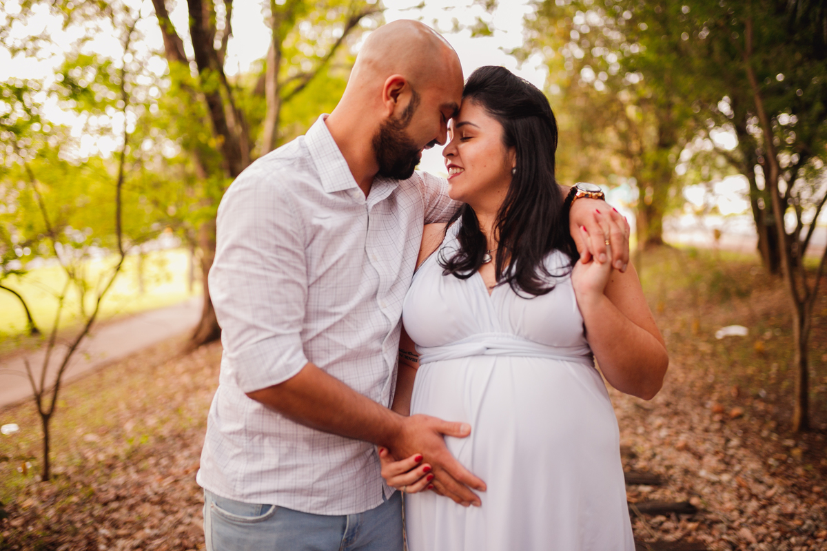 Fotografa Familia Curitiba - Ensaio revelação externo trilhos trem menina 
