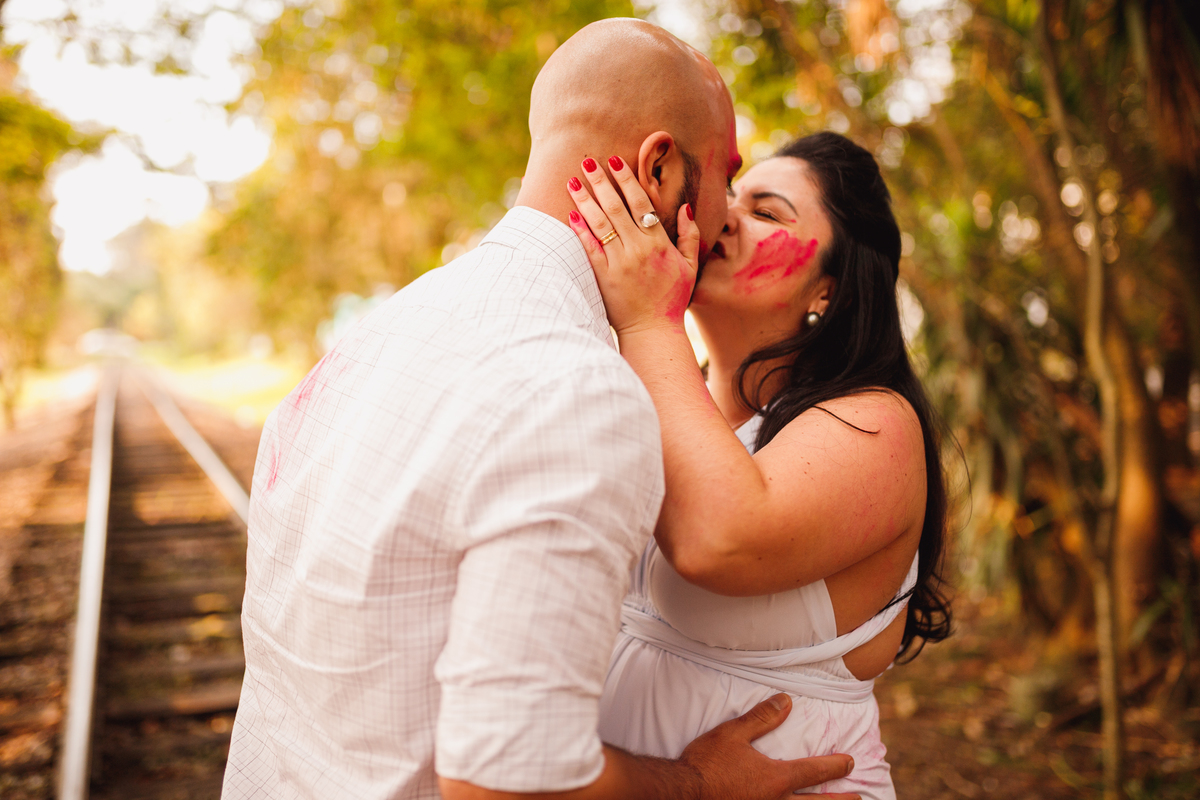 Fotografa Familia Curitiba - Ensaio revelação externo trilhos trem menina 