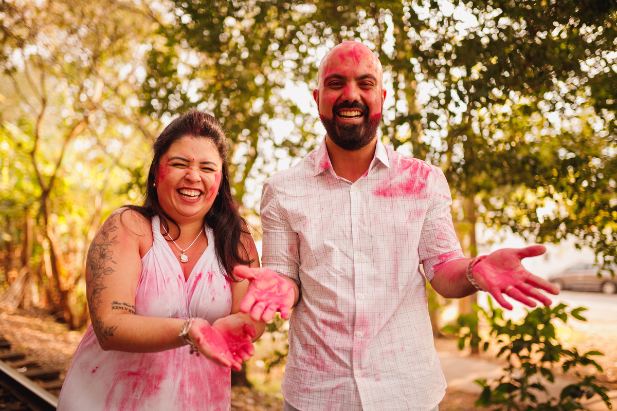 Fotografa Familia Curitiba - Ensaio revelação externo trilhos trem menina 