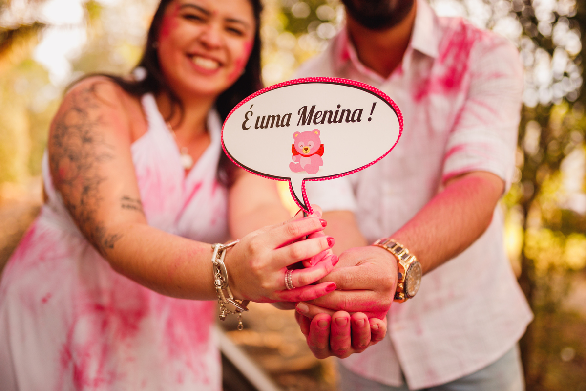 Fotografa Familia Curitiba - Ensaio revelação externo trilhos trem menina 