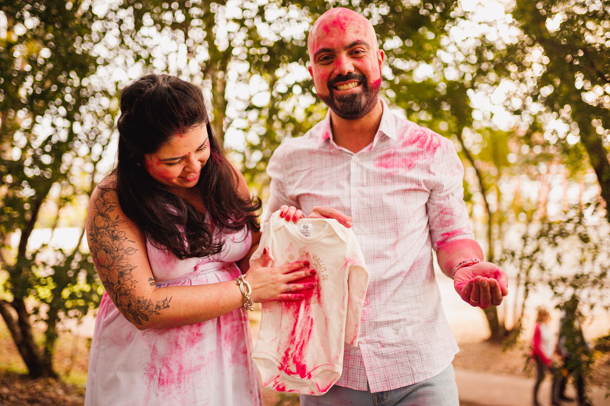 Fotografa Familia Curitiba - Ensaio revelação externo trilhos trem menina 