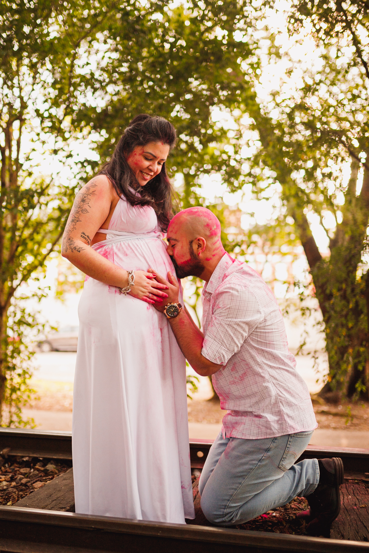 Fotografa Familia Curitiba - Ensaio revelação externo trilhos trem menina 