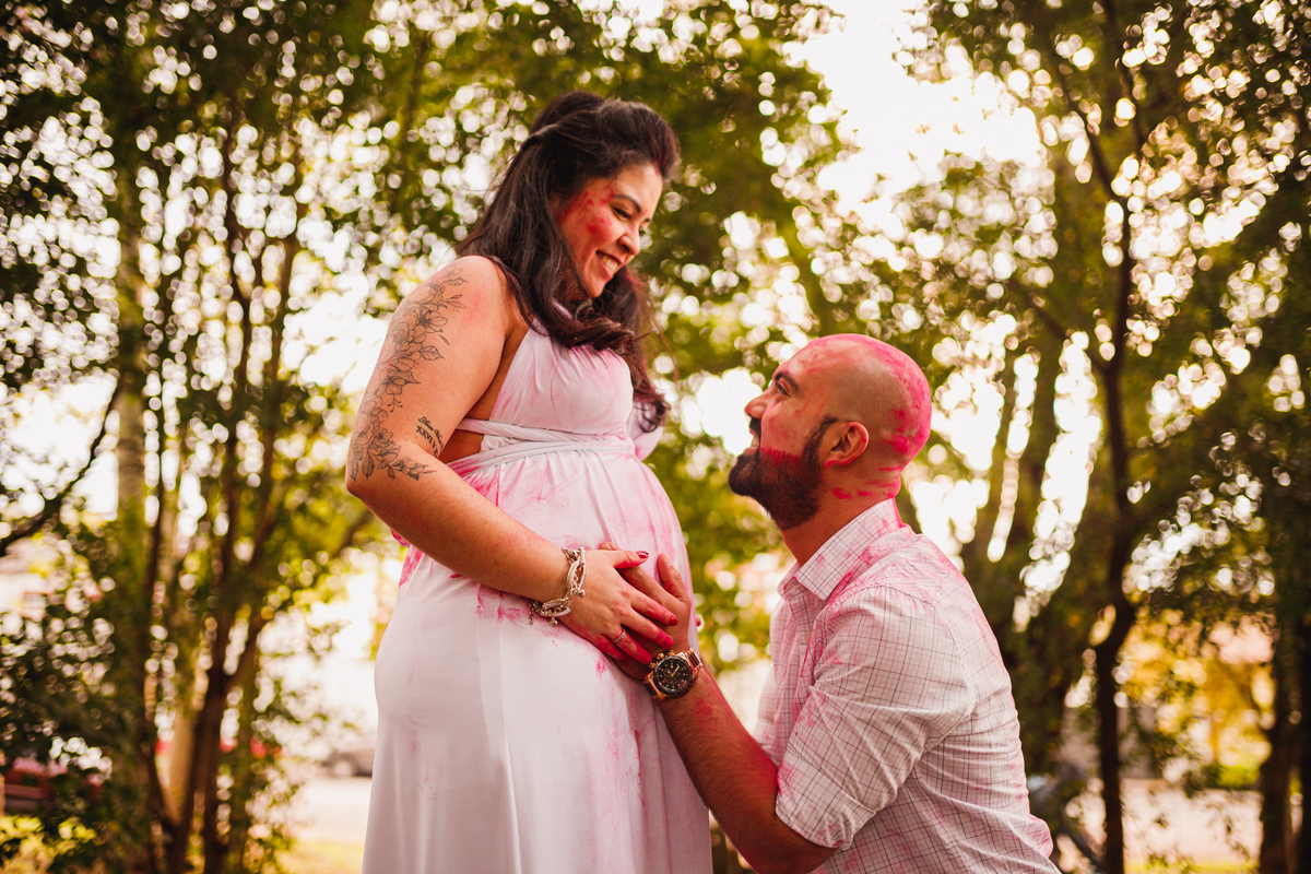 Fotografa Familia Curitiba - Ensaio revelação externo trilhos trem menina 