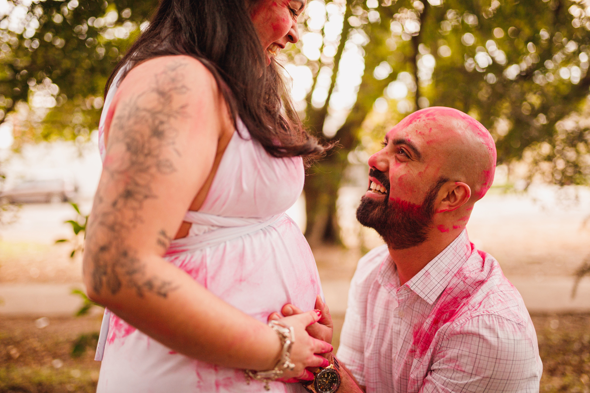 Fotografa Familia Curitiba - Ensaio revelação externo trilhos trem menina 