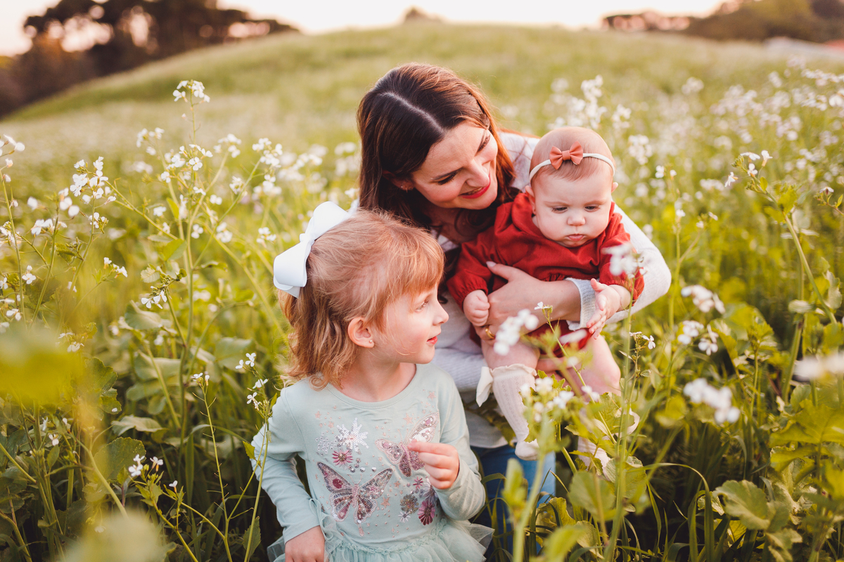 Fotografa familia Curitiba - life style menina Irmãs ensaio externo camomila
