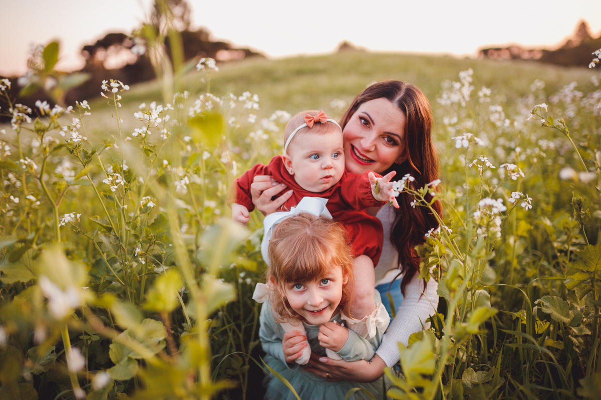 Fotografa familia Curitiba - life style menina Irmãs ensaio externo camomila
