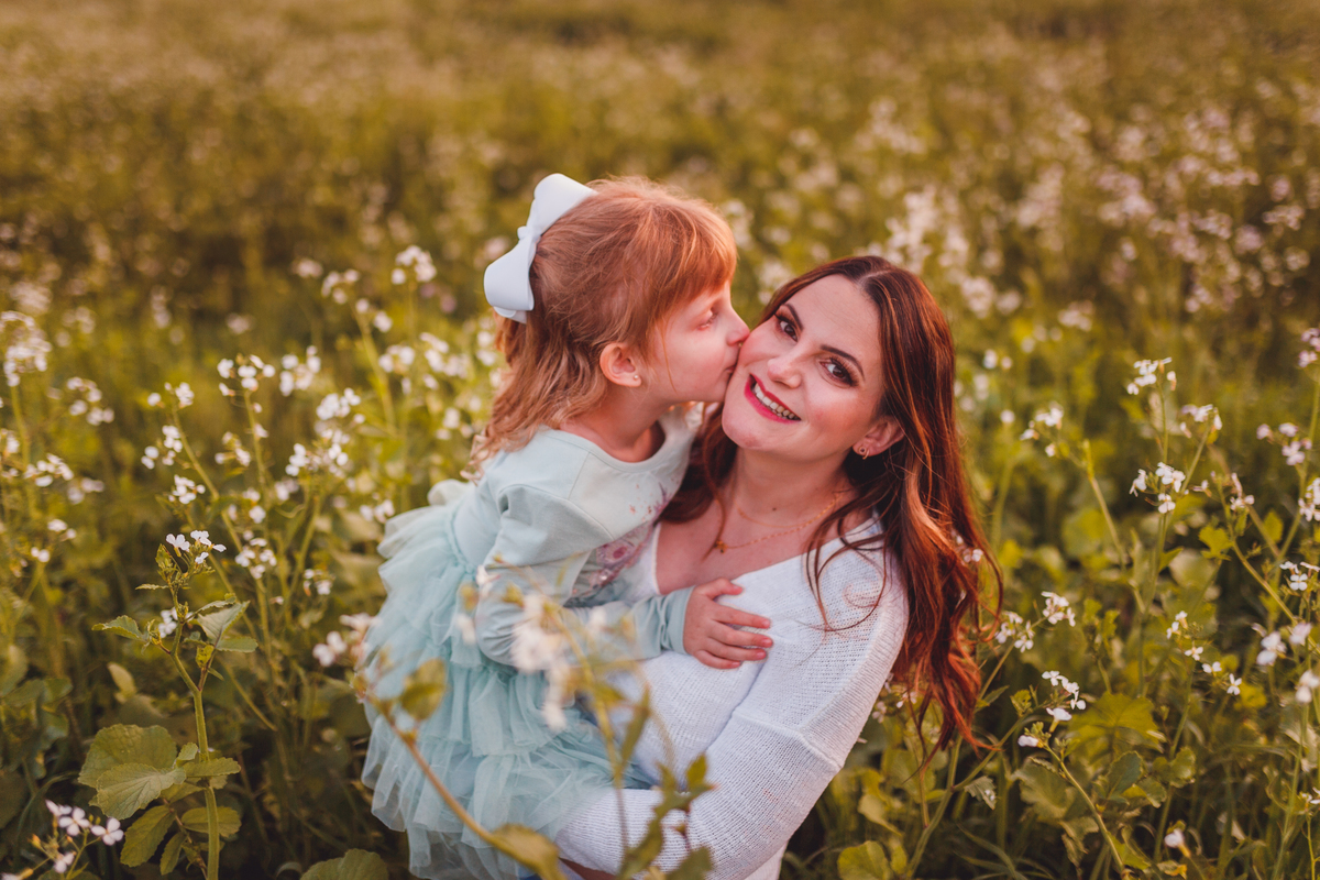 Fotografa familia Curitiba - life style menina Irmãs ensaio externo camomila