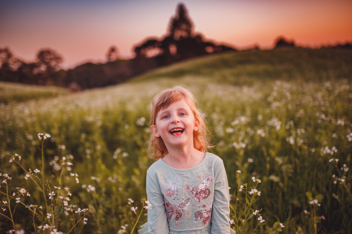 Fotografa familia Curitiba - life style menina Irmãs ensaio externo camomila