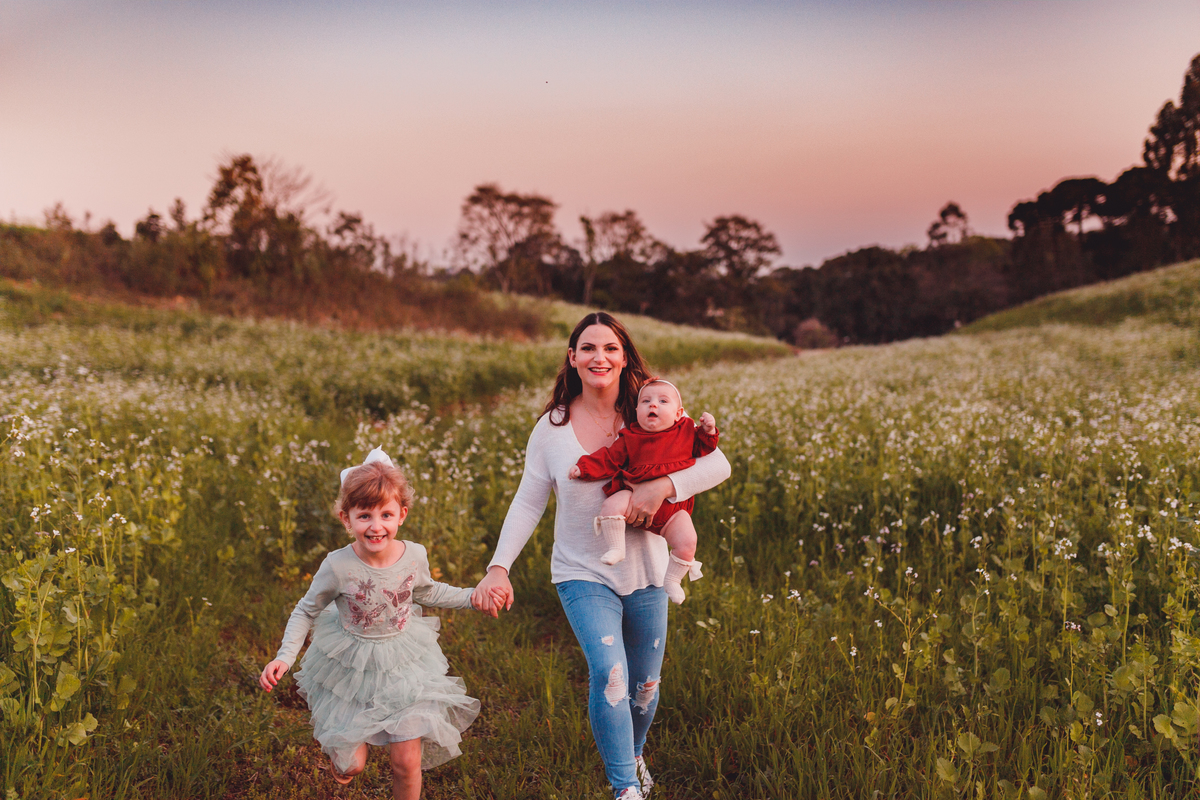 Fotografa familia Curitiba - life style menina Irmãs ensaio externo camomila