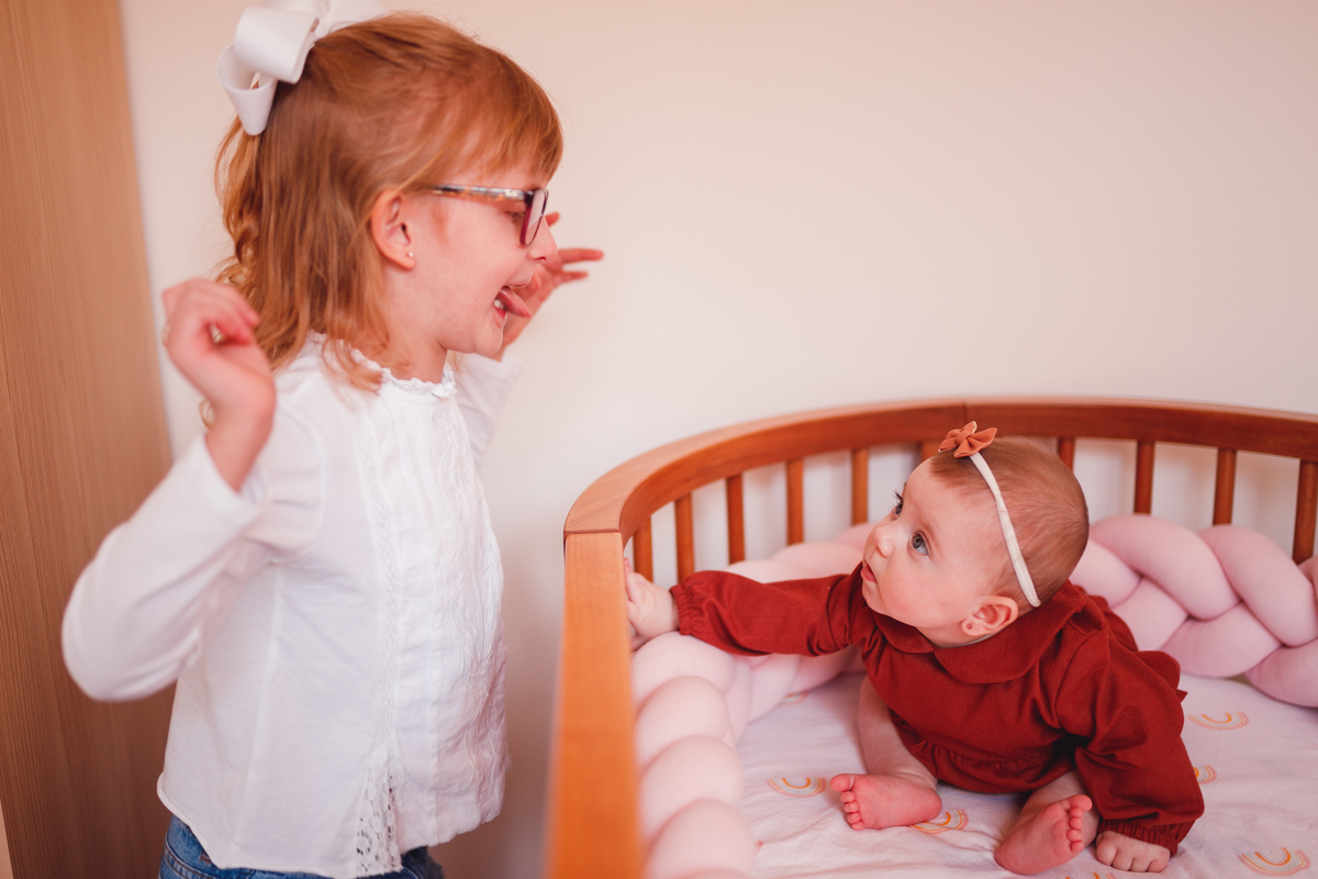 Fotografa familia Curitiba - life style menina Irmãs ensaio externo camomila