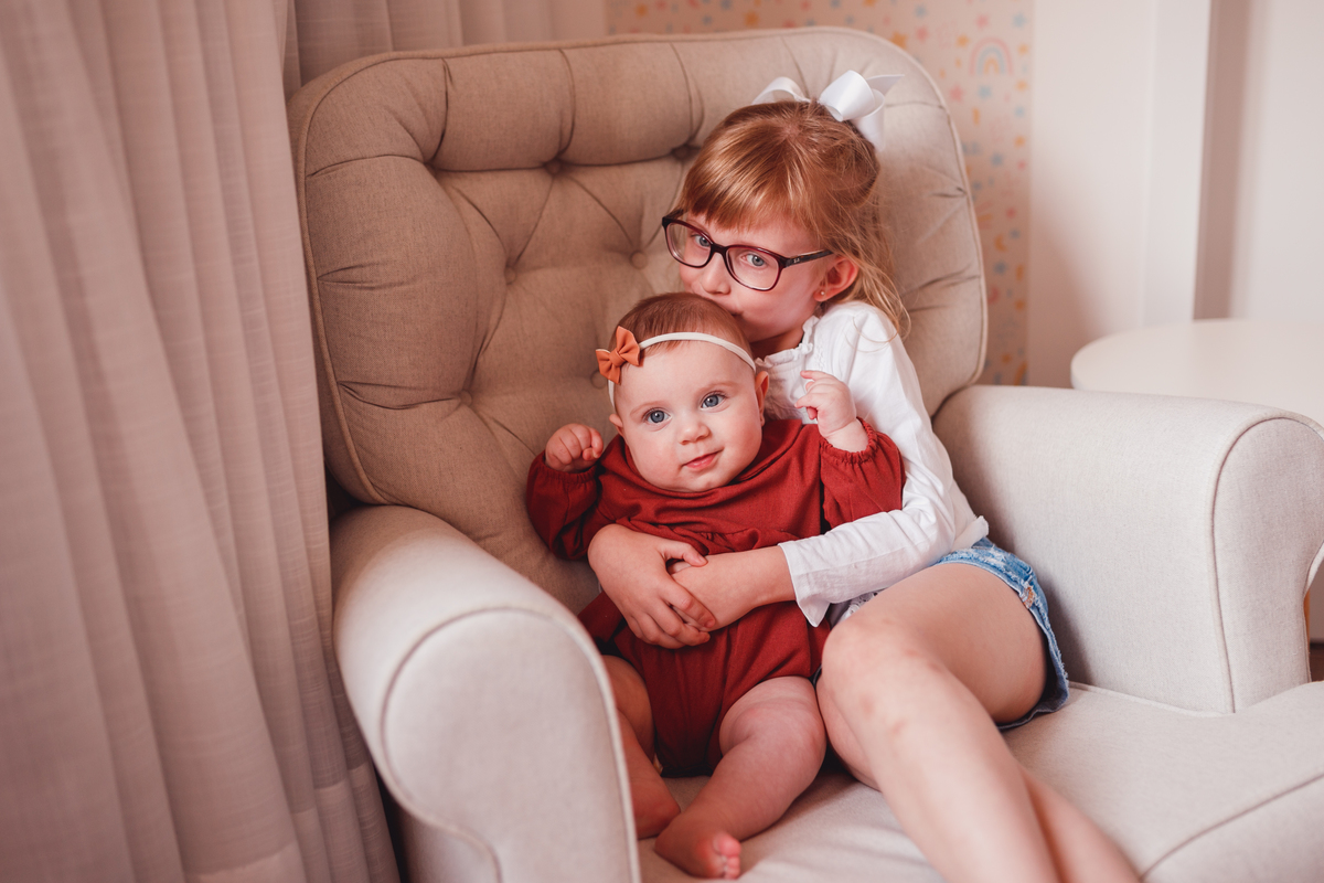 Fotografa familia Curitiba - life style menina Irmãs ensaio externo camomila