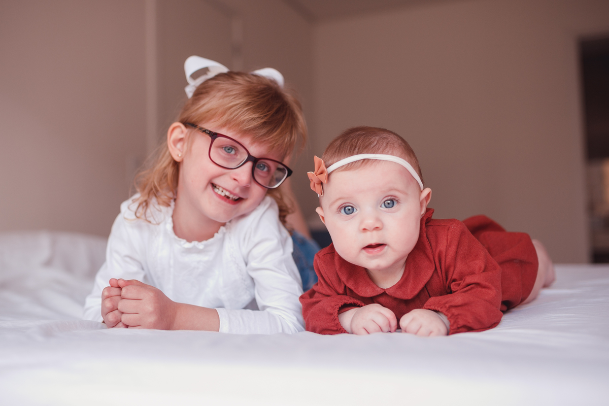 Fotografa familia Curitiba - life style menina Irmãs ensaio externo camomila
