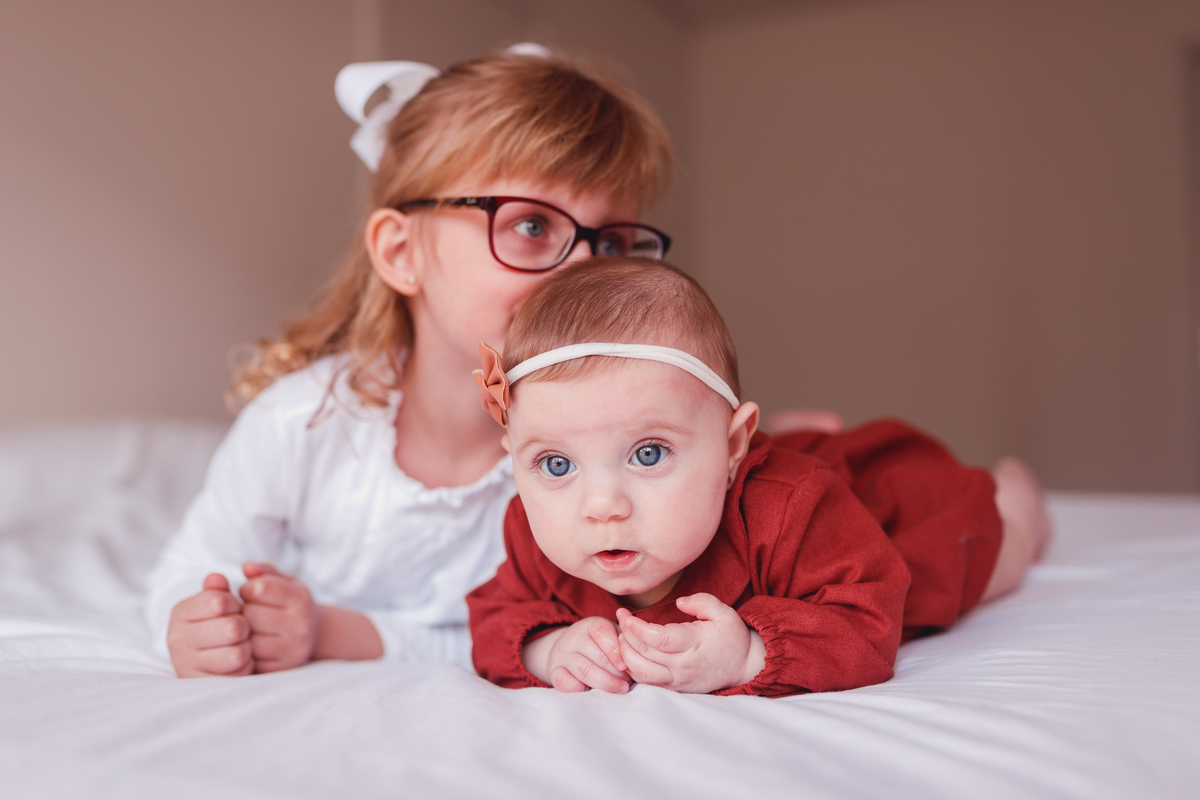 Fotografa familia Curitiba - life style menina Irmãs ensaio externo camomila